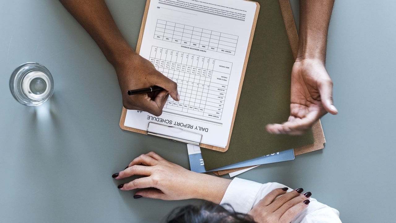 Como Fechar o Espelho de Ponto sem Erros: o Checklist de Fim de Mês